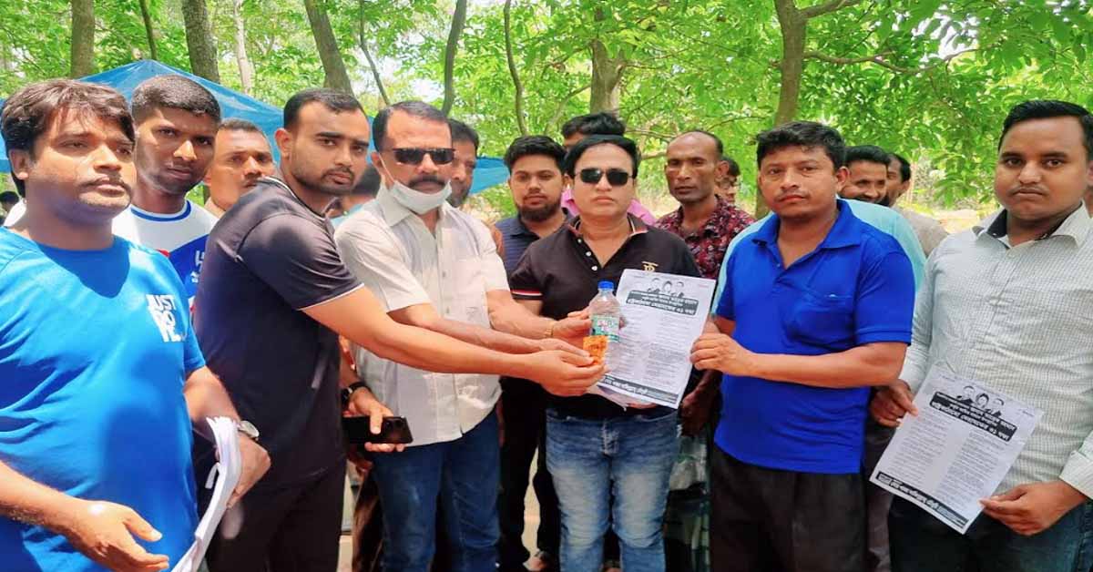 নওগাঁর ধামইরহাটে জাতীয়তাবাদী ছাত্রদলের আয়োজেন তীব্র গরমে পানি, স্যালাইন ও লিফলেট বিতরণ