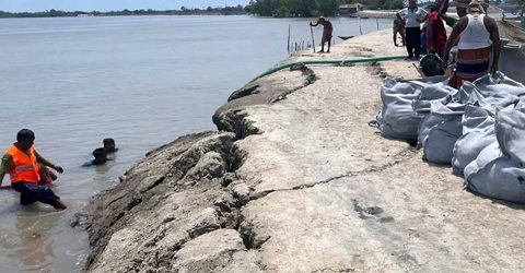 শ্যামনগর বেড়িবাঁধে ফাটল, আতঙ্কে এলাকাবাসী