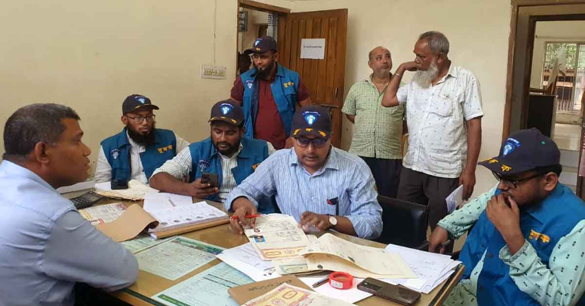 গোপালগঞ্জে কোটালীপাড়া সাব-রেজিষ্টার অফিসে দুদকের অভিযান