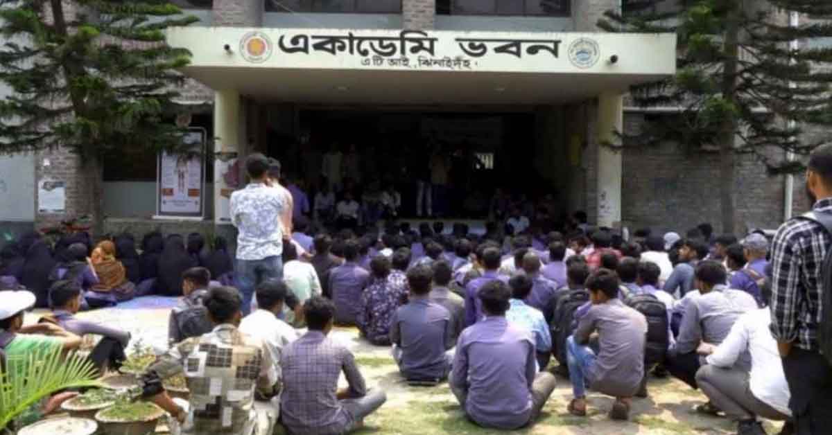 ঝিনাইদহ এটিআই ৮ দফা দাবি আদায়ে শিক্ষার্থীদের বিক্ষোভ