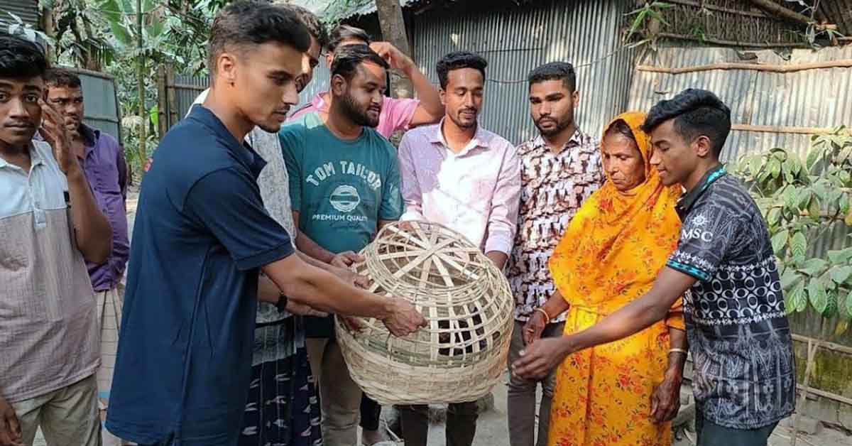 ভিক্ষার টাকায় কেনা মৃত্য মুরগির বিচার চাইতে থানায় এক নারী, সহায়তা পেলেন ছাত্রদল নেতার