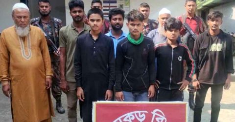 সীমান্তে অবৈধভাবে ভারতে প্রবেশের সময় নারী শিশু সহ আটক ৪৪