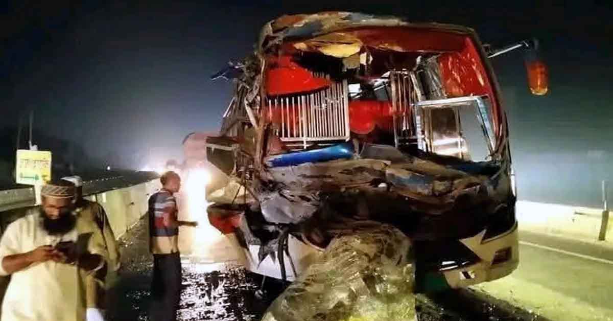 নয়মাইলে ট্রাক-বাস সংঘর্ষে আহত ৫