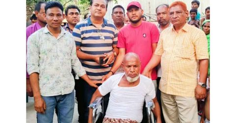 ডোমার-ডিমলার সাবেক সংসদ সদস্য তুহিনের পক্ষ থেকে এক প্রতিবন্ধী ব্যক্তিকে মানবিক সহায়তা প্রদান