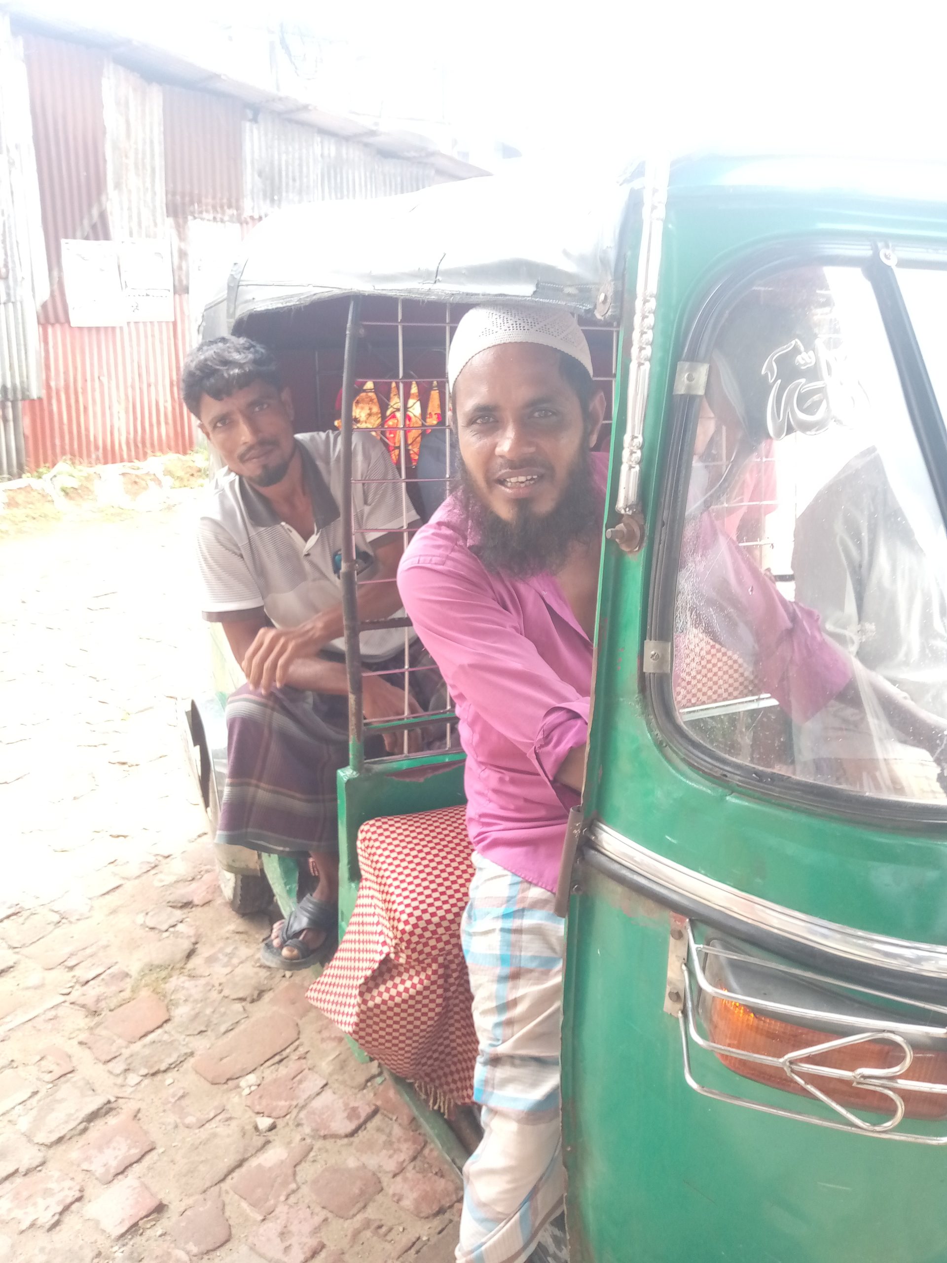 নেশা করে মানুষ কে হয়রানি করে এই সিএনজি চালক