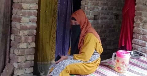 নড়াইলে বিয়ের দাবিতে প্রবাসীর বাড়িতে তরুণীর অনশন