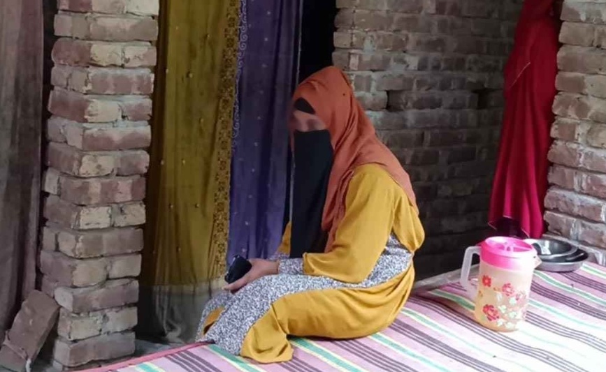 নড়াইলে বিয়ের দাবিতে প্রবাসীর বাড়িতে তরুণীর অনশন
