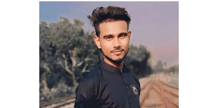 বড়াইগ্রামে জামাইয়ের সন্ধানে শাশুড়ির পুরস্কার ঘোষণামেয়ে ও এক বছরের নাতনীকে রেখে পালিয়েছে জামাই। যাবার সময় জুয়েলারী দোকানের ৬০ ভরি রুপা ও অপর এক মেয়েকে সঙ্গে নিয়ে গেছে সে। এখন ছেলেকে গুম করার অভিযোগে থানায় গেছে জামাইয়ের মা, আর হারানো রুপা ফিরিয়ে দিতে উপর্যুপরি চাপ দিচ্ছেন জুয়েলার্সের মালিক। সব মিলিয়ে দিশেহারা অবস্থা শাশুড়ির। তাই বাধ্য হয়ে প্রতারক জামাইয়ের সন্ধান পেতে রীতিমত পুরস্কার ঘোষণা করেছেন তিনি। শুক্রবার এ ঘটনা ঘটেছে নাটোরের বড়াইগ্রামে।  প্রতারক মেয়ে জামাইয়ের সন্ধান পেতে উপজেলার জোনাইল বাজারে অজস্র মানুষের সামনে প্রকাশ্যে ১০ হাজার টাকা পুরস্কার ঘোষণা করেছেন শাশুড়ি আনোয়ারা বেগম। প্রতারক ওই জামাইয়ের নাম সিয়াম হোসেন (২৪)। সিয়াম পাবনার চাটমোহর উপজেলার দোলন গ্রামের কিরন আলীর ছেলে। আনোয়ারা জোনাইল বাজারের জাহাঙ্গীর আলমের স্ত্রী। এর আগে আনোয়ারার মেয়ে আলো খাতুন বড়াইগ্রাম থানায় স্বামী সিয়াম হোসেনের নামে লিখিত অভিযোগ করেছেন।  আনোয়ারা বেগম বলেন, “চার বছর আগে আমার মেয়ে আলো খাতুন (২২) এর সাথে দোলন গ্রামের কিরণ আলীর ছেলে সিয়াম হোসেনের পারিবারিকভাবে বিয়ে হয়। তাদের সিনথিয়া খাতুন (০১) নামের একটি কন্যা সন্তানের জন্ম হয়। বিয়ের কিছুদিন পর থেকেই মেয়ে ও জামাই আমার বাড়িতে থাকত এবং জোনাইল বাজারের আহসানের জুয়েলারী দোকানে কাজ করতো। গত রমজান মাসে সে জুয়েলারী দোকান থেকে ৬০ ভরি রুপা নিয়ে পালিয়ে যায়। এ সময় স্থানীয় একটি মেয়েকেও সঙ্গে নিয়ে গেছে বলে জানতে পেরেছি।”  এদিকে, সিয়ামের মা তার ছেলেকে গুম করা হয়েছে বলে আমার (আনোয়ারা) এবং জুয়েলারী দোকান মালিক আহসানের বিরুদ্ধে থানায় অভিযোগ করেছেন।  তিনি আরও বলেন, “আমরা গরীব মানুষ। নাতনী ও মেয়েকে নিয়ে মানবেতর জীবনযাপন করছি। নাতনী বাবার জন্য কান্নাকাটি করে। জুয়েলারী দোকান মালিক জামাইয়ের নেয়া রুপা ফিরিয়ে দেয়ার জন্য চাপ সৃষ্টি করছে। আবার তার মা অভিযোগ করছেন। সব মিলিয়ে মহা যন্ত্রণায় পড়েছি। কিন্তু তাকে কোথাও খুঁজে পাচ্ছি না। তাই বাধ্য হয়ে জামাইয়ের সন্ধান পেতে ১০ হাজার টাকা পুরস্কার দেয়ার ঘোষণা দিয়েছি।”  প্রতারক সিয়ামের মা রওশনা বেগম বলেন, “আমার ছেলেকে গুম করে এখন নাটক করছেন বিয়ান (আনোয়ারা)। দ্রুত আমার ছেলের সন্ধান দিতে হবে।”  বড়াইগ্রাম থানার ভারপ্রাপ্ত কর্মকর্তা গোলাম সারওয়ার হোসেন বলেন, “লিখিত অভিযোগ পেয়েছি। তদন্ত চলছে। তদন্ত শেষে আইনানুগ ব্যবস্থা নেয়া হবে।”
