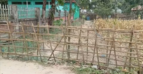 খানসামায় চলাচলের রাস্তায় বাঁশের বেড়া, ৫টি পরিবার অবরুদ্ধ