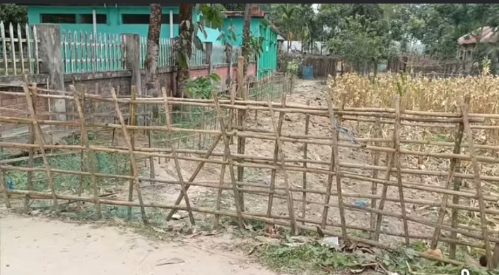 খানসামায় চলাচলের রাস্তায় বাঁশের বেড়া, ৫টি পরিবার অবরুদ্ধ