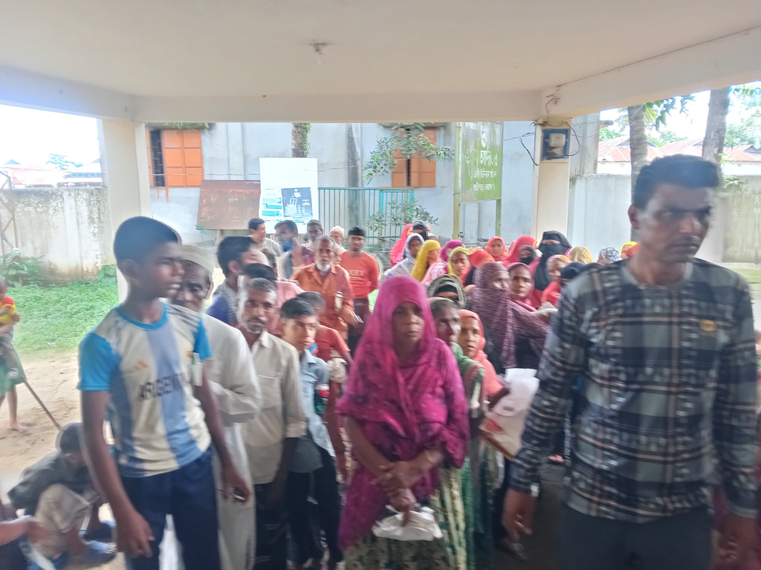 আটপাড়ায় শুনই ইউনিয়নে ভিজিএফ এর চাল বিতরণ সম্পন্ন