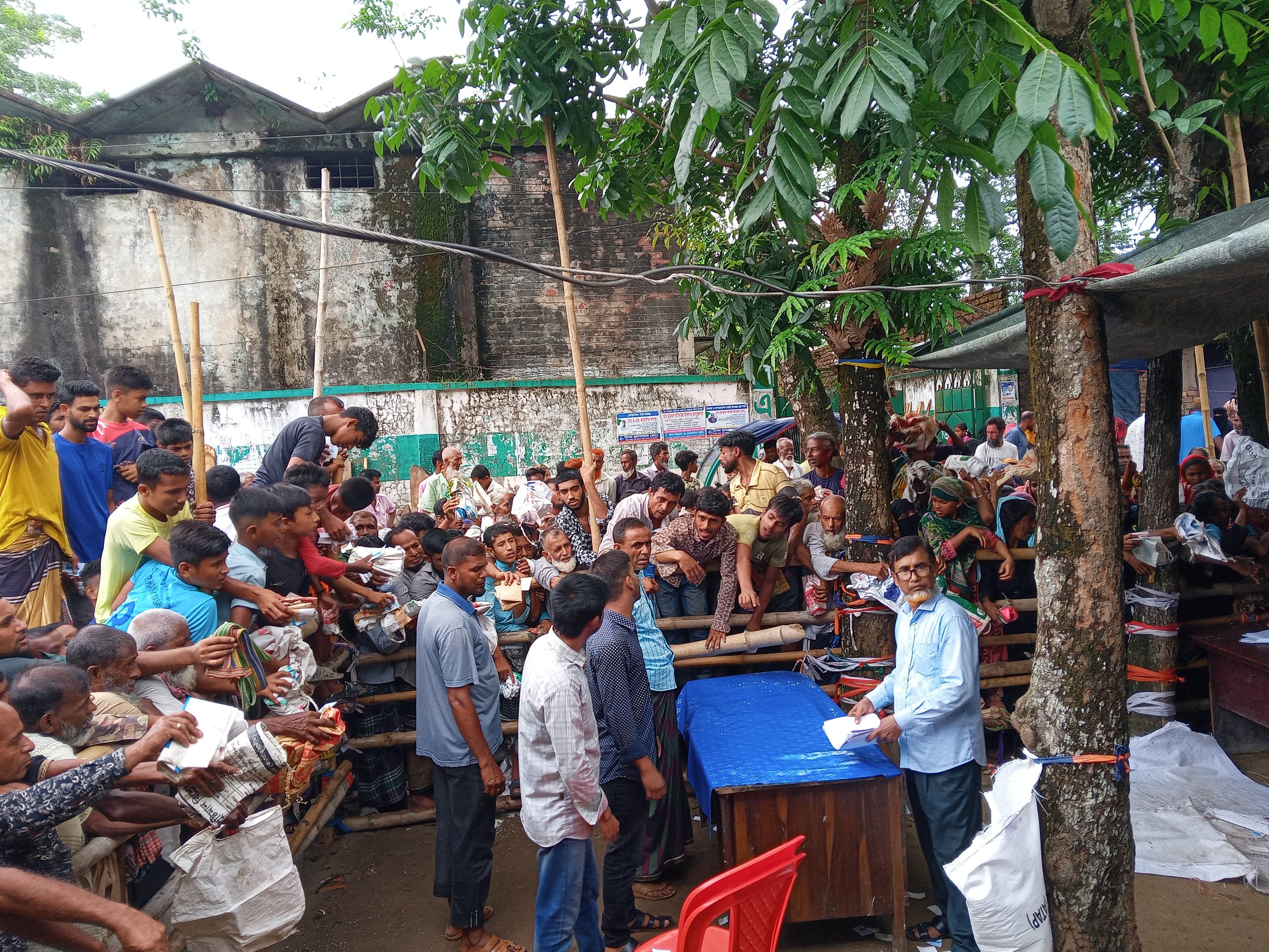 আটপাড়ায় বানিয়াজান  ইউনিয়নে ভিজিএফ এর চাল বিতরণ সম্পন্ন