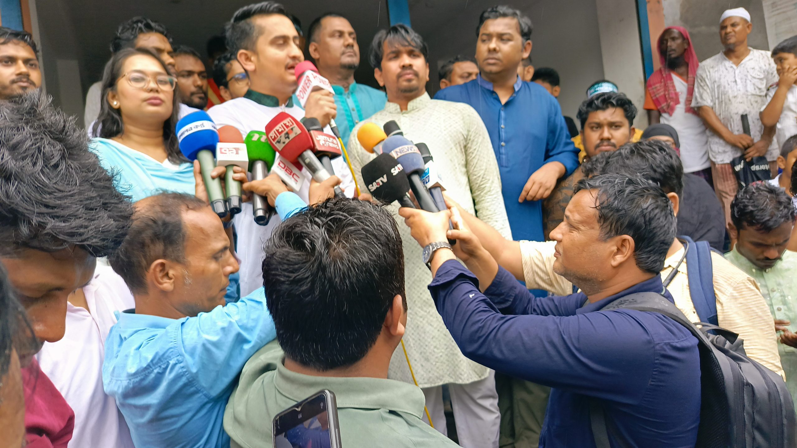 ডোমারে এনসিপির উত্তরাঞ্চলীয় মুখ্য সংগঠক সারজিস আলমের লিফলেট বিতরণ