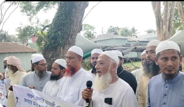 বরগুনার  আমতলী-পুরাকাটা  খেয়াঘাটে ভাড়া কমানোর দাবীতে মানববন্ধন স্মারক লিপি প্রদান