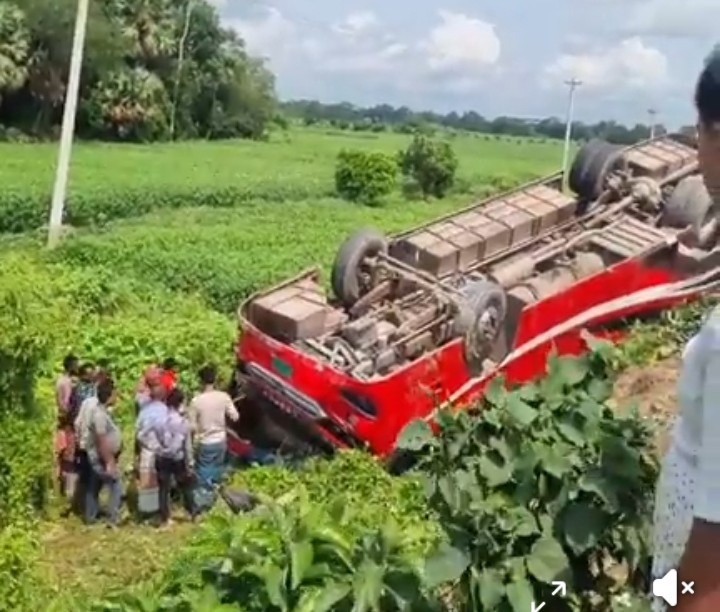 ভাঙ্গায় নিয়ন্ত্রণ হারিয়ে যাত্রীবাহি বাস খাদে পড়ে, আহত-১৫