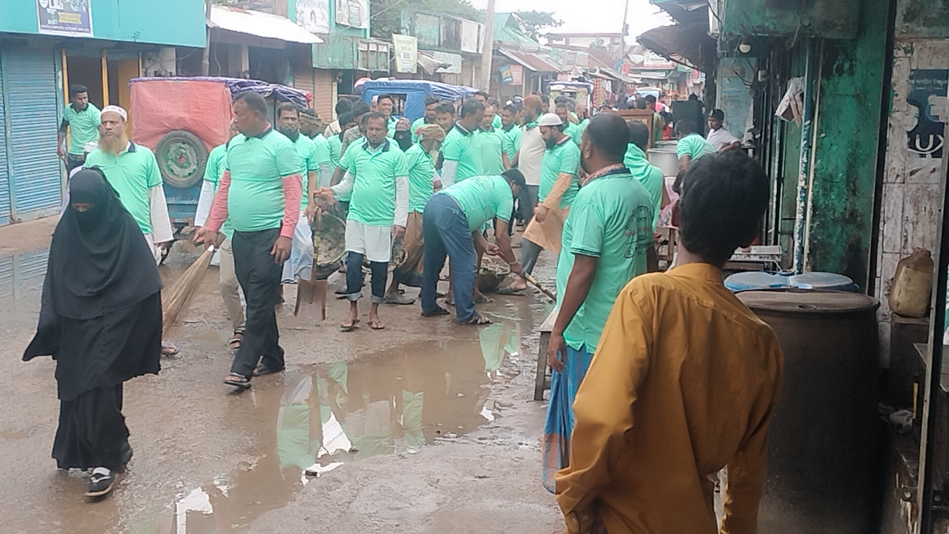 কলমাকান্দায় কায়সার কামালের নির্দেশে ব্যবসায়ী মালিক সমিতির আয়োজনে বাজার পরিষ্কার-পরিচ্ছন্নতা কর্মসূচি