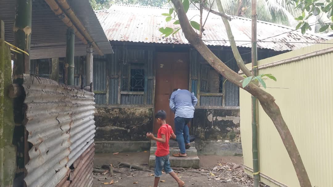 চাটখিলে সাংবাদিকের বসত ঘরের তালা ভেঙ্গে মালামাল লুট,দখলের চেষ্টা