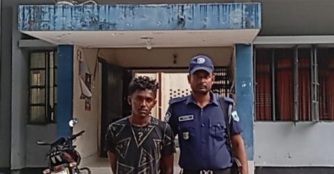 বেলকুচিতে এসএসসি পরীক্ষার্থী ইমন হত্যার প্রধান আসামী মাসুদ রানা র‍্যাবের হাতে আটকমনিরুল ইসলাম সিরাজগঞ্জ জেলা  প্রতিনিধি: সিরাজগঞ্জের বেলকুচি উপজেলা দৌলতপুরে চাঞ্চল্যকর এসএসসি পরীক্ষার্থী ইমন হত্যার অন্যতম আসামী মাসুদ রানা (২৩)  রাজধানীর ক্যান্টনমেন্ট থানাধীন পশ্চিম মানিকদি হতে আটক করা হয়েছে। শুক্রবার ভোর রাতে র‌্যাব-১২ এর সিরাজগঞ্জ সদর কোম্পানি এবং র‌্যাব-৪ মিরপুর এর যৌথ অভিযানে তাকে আটক করা হয়। আটক মাসুদ রানা সিরাজগঞ্জের বেলকুচি থানার দৌলতপুর গ্রামের আশরাফুল ইসলামের ছেলে।  র‍্যাব-১২ এর অধিনায়ক অতিরিক্ত ডিআইজি মোঃ আতিকুর রহমান মিয়া পিপিএম ও নিহতের পরিবার জানান, এনায়েতপুর থানার খুকনী গ্রামের ইমদাদুল হকের ছেলে খুকনী বহুমুখী উচ্চ বিদ্যালয়ের মেধাবী ছাত্র ইমন (১৬) মাস খানেক আগে সহপাঠি বান্ধবী সামিয়াকে নিয়ে বেলকুচির দৌলতপুরে বেড়াতে গিয়ে বখাটে মাসুদ সহ সহযোগীদের দ্বারা হয়রানীর শিকার হন।  পরে ১৮ এপ্রিল বিকেলে এলাকার সহপাঠী বন্ধু রাজিম ও রাব্বিকে নিয়ে ৬/৭ জন গিয়ে কেন তাদের হেনস্থা করা হয়েছে জানতে গেলে বেলকুচি থানার দৌলতপুরের বখাটে মাসুদের নেতৃত্বে তাদের সহযোগীরা লাঠি নিয়ে ধাওয়া করে। তখন অন্যরা পালাতে সক্ষম হলেও পিছনে থাকা ইমন পড়ে গেলে তাকে বেদম মারধর করা হয়। পরে চিকিৎসাধীন অবস্থায় ২৫ এপ্রিল মারা যান ইমন। এ ঘটনায় ২৭ এপ্রিল বিকেলে নিহতের বাবা ইমদাদুল হক বাদী হয়ে মাসুদ রানাকে প্রধান সহ ৪জন নামীয় ও অজ্ঞাত ১০-১২ জনকে আসামী করে একটি হত্যা মামলা দায়ের করেন।  এরপর রাজধানীর মানিক-দি র‍্যাব তথ্যপ্রযুক্তির মাধ্যমে আটক করে। পরে শুক্রবার বিকেলে তাকে বেলকুচি থানার পুলিশের কাছে হস্তান্তর করেন।