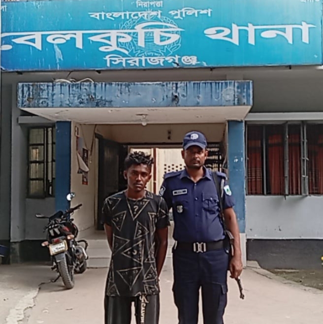 বেলকুচিতে এসএসসি পরীক্ষার্থী ইমন হত্যার প্রধান আসামী মাসুদ রানা র‍্যাবের হাতে আটকমনিরুল ইসলাম সিরাজগঞ্জ জেলা  প্রতিনিধি: সিরাজগঞ্জের বেলকুচি উপজেলা দৌলতপুরে চাঞ্চল্যকর এসএসসি পরীক্ষার্থী ইমন হত্যার অন্যতম আসামী মাসুদ রানা (২৩)  রাজধানীর ক্যান্টনমেন্ট থানাধীন পশ্চিম মানিকদি হতে আটক করা হয়েছে। শুক্রবার ভোর রাতে র‌্যাব-১২ এর সিরাজগঞ্জ সদর কোম্পানি এবং র‌্যাব-৪ মিরপুর এর যৌথ অভিযানে তাকে আটক করা হয়। আটক মাসুদ রানা সিরাজগঞ্জের বেলকুচি থানার দৌলতপুর গ্রামের আশরাফুল ইসলামের ছেলে।  র‍্যাব-১২ এর অধিনায়ক অতিরিক্ত ডিআইজি মোঃ আতিকুর রহমান মিয়া পিপিএম ও নিহতের পরিবার জানান, এনায়েতপুর থানার খুকনী গ্রামের ইমদাদুল হকের ছেলে খুকনী বহুমুখী উচ্চ বিদ্যালয়ের মেধাবী ছাত্র ইমন (১৬) মাস খানেক আগে সহপাঠি বান্ধবী সামিয়াকে নিয়ে বেলকুচির দৌলতপুরে বেড়াতে গিয়ে বখাটে মাসুদ সহ সহযোগীদের দ্বারা হয়রানীর শিকার হন।  পরে ১৮ এপ্রিল বিকেলে এলাকার সহপাঠী বন্ধু রাজিম ও রাব্বিকে নিয়ে ৬/৭ জন গিয়ে কেন তাদের হেনস্থা করা হয়েছে জানতে গেলে বেলকুচি থানার দৌলতপুরের বখাটে মাসুদের নেতৃত্বে তাদের সহযোগীরা লাঠি নিয়ে ধাওয়া করে। তখন অন্যরা পালাতে সক্ষম হলেও পিছনে থাকা ইমন পড়ে গেলে তাকে বেদম মারধর করা হয়। পরে চিকিৎসাধীন অবস্থায় ২৫ এপ্রিল মারা যান ইমন। এ ঘটনায় ২৭ এপ্রিল বিকেলে নিহতের বাবা ইমদাদুল হক বাদী হয়ে মাসুদ রানাকে প্রধান সহ ৪জন নামীয় ও অজ্ঞাত ১০-১২ জনকে আসামী করে একটি হত্যা মামলা দায়ের করেন।  এরপর রাজধানীর মানিক-দি র‍্যাব তথ্যপ্রযুক্তির মাধ্যমে আটক করে। পরে শুক্রবার বিকেলে তাকে বেলকুচি থানার পুলিশের কাছে হস্তান্তর করেন।