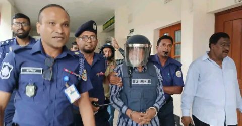 বরগুনার আদালতে শম্ভুর জামিন নামঞ্জুর, জেল হাজতে প্রেরণ । আদালত প্রাঙ্গণে ডিম নিক্ষেপ