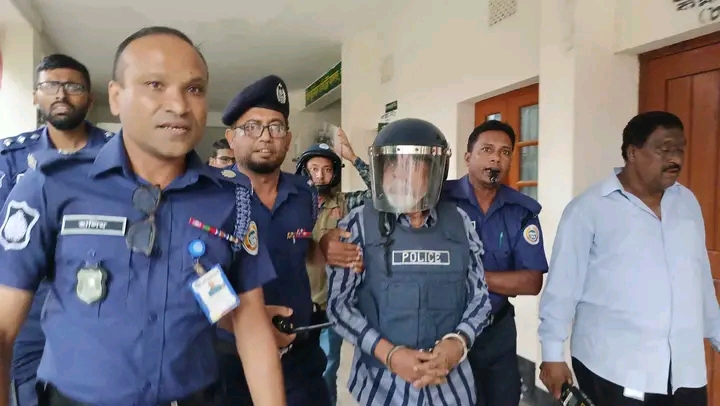 বরগুনার আদালতে শম্ভুর জামিন নামঞ্জুর, জেল হাজতে প্রেরণ । আদালত প্রাঙ্গণে ডিম নিক্ষেপ