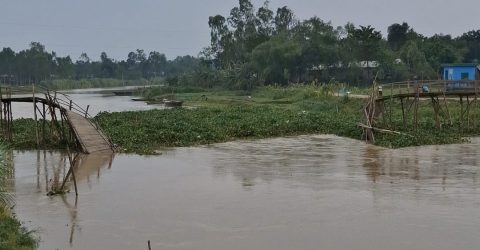 পাহাড়ি ঢলে কাঠের সেতু ভেঙে ২০ হাজার মানুষ যোগাযোগ বিচ্ছিন্ন