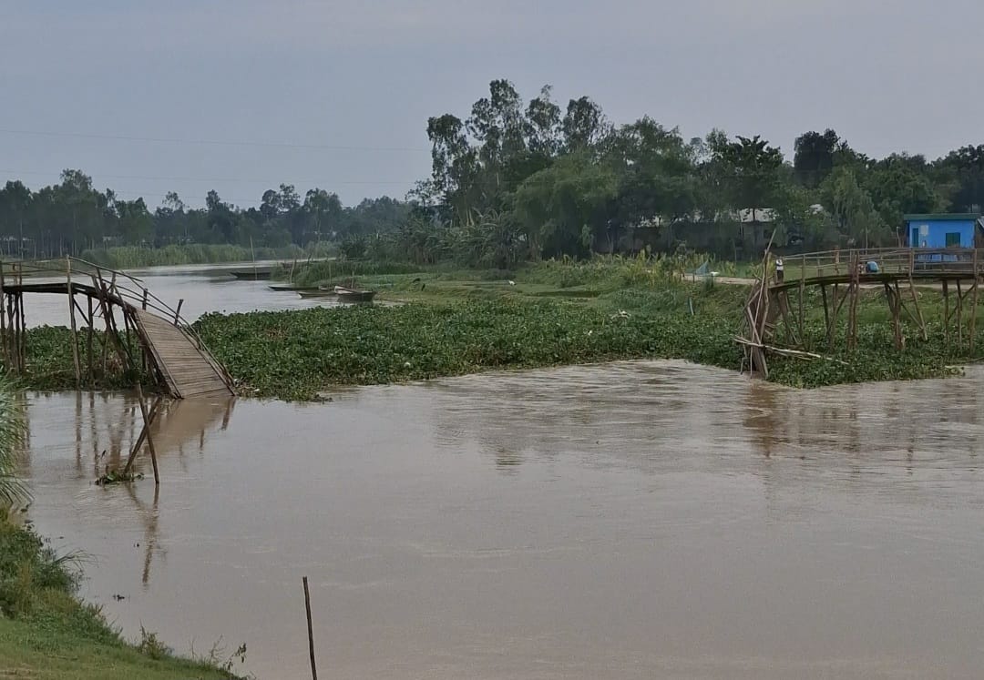 পাহাড়ি ঢলে কাঠের সেতু ভেঙে ২০ হাজার মানুষ যোগাযোগ বিচ্ছিন্ন