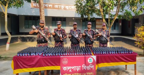 ধামইরহাটে পরিত্যক্ত অবস্থায়  ৬০৯ বোতল ফেনসিডিল উদ্ধার