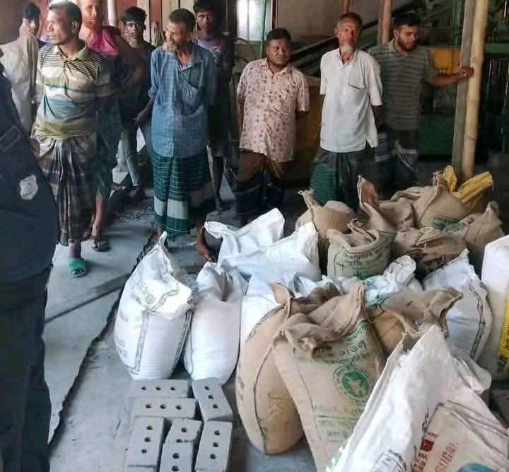 বগুড়ার কাহালু মালঞ্চা ইউনিয়ন থেকে সরকারি ৯০ বস্তা চাল জব্দ