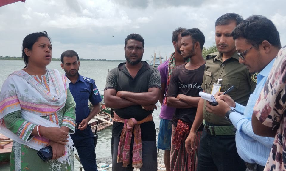 কয়রায় বালু উত্তোলনের অভিযোগে দুই জন আটক