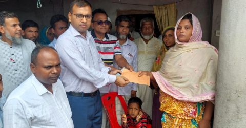 গোমস্তাপুরে বজ্রপাতে নিহত কৃষকের পরিবারকে ইউএনওর আর্থিক সহায়তা