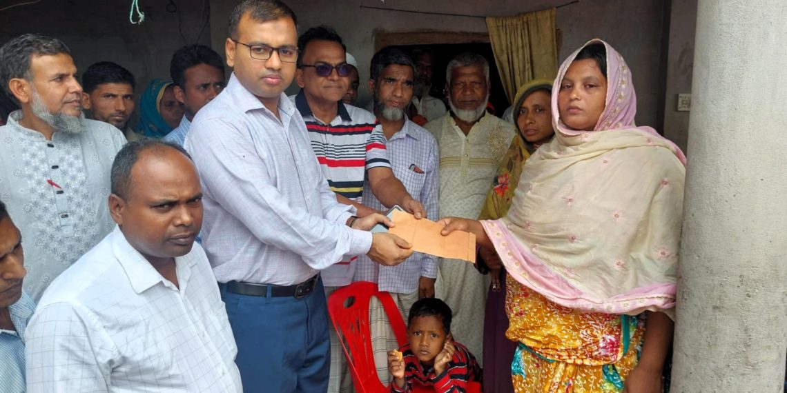 গোমস্তাপুরে বজ্রপাতে নিহত কৃষকের পরিবারকে ইউএনওর আর্থিক সহায়তা