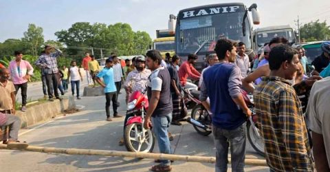 গোবিন্দগঞ্জে আল্লাহ নিয়ে কটুক্তিকারীদের গ্রেফতারের আল্টিমেটাম দিয়ে সড়ক অবরোধ