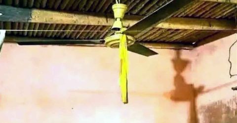 শাজাহান পুর গলাই ফাঁস দিয়ে এক ব্যক্তির আত্মহত্যা মূত্য নিয়ে রহস্য দানা বাঁধছে
