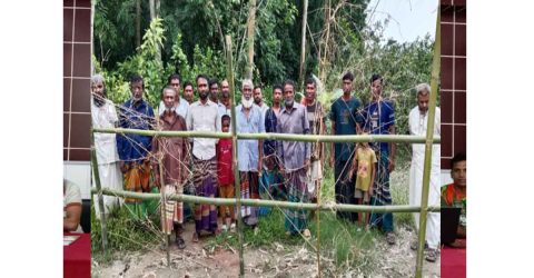 সিংগাইরে  বাঁশের  বেড়া দিয়ে রাস্তা বন্ধ করায়  চরম ভোগান্তিতে অর্ধ-শতাধিক পরিবার