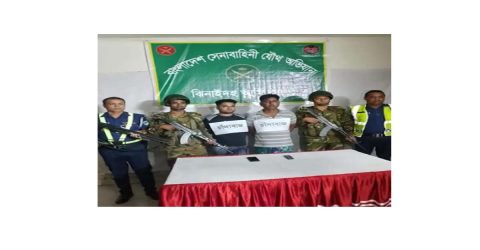 ঝিনাইদহে যৌথ বাহিনীর অভিযানে দুই চাঁদাবাজ গ্রেফতার১০ মে ২০২৫ ঝিনাইদহে যৌথ বাহিনির অভিযানে চাঁদাবাজ  গ্রেফতার। ঝিনাইদহে যৌথ বাহিনির অভিযানে চাঁদাবাজির অভিযোগে দুইজন চাঁদাবাজ গ্রেফতার হয়েছে। গ্রেফতারকৃত আসামীরা শহরের ভুটিয়ারগাতী গ্রামের চাঁন মুন্সির ছেলে সোহান এবং একই গ্রামের মস্তফার ছেলে রাজা।  চাঁদাবাজির অভিযোগে গ্রেফতারকৃতদের বিরুদ্ধের অভিযোগ উঠেছে শুক্রবার রাতে চাঁদা না দেওয়ায়  সদ্য অবসরপ্রাপ্ত সেনাসদস্য সোহাগ নামের একজনকে  ধারালো অস্ত্র,রড হকিস্টিক দিয়ে ৬ থেকে ৭ জনের একটি গ্রুপ এলোপাতাড়ি কুপিয়ে জখম করে।  গুরুতর আহত অবস্থায় অবসরপ্রাপ্ত সেনাসদস্যর মাথায় ৮ থেকে ১০ টি  সেলায় লাগে এছাড়াও শরীরের বিভিন্ন স্থানে কাটা ছেড়া যখম হয়েছে। পরবর্তীতে সুবিচারের আসায় অবসরপ্রাপ্ত সেনাসদস্য  সোহাগ যৌথ বাহিনীর দারস্থ হলে গভির রাতে যৌথ বাহিনী অভিযান পরিচালিত করে তাদের গ্রেফতার করে, রাতেই ঝিনাইদহ সদর থানায় সোপর্দ করে। সৌভিক পোদ্দার