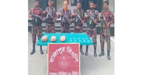 ঝিনাইদহ সীমান্তে মাদক বিরোধী অভিযানে নারী শিশু সহ আটক ২২,মাদক উদ্ধারঝিনাইদহের মহেশপুর সীমান্ত এলাকায় অভিযান চালিয়ে ২২ বাংলাদেশি নাগরিককে আটক করেছে বর্ডার গার্ড বাংলাদেশ (বিজিবি)।  আটক ব্যক্তিরা অবৈধভাবে সীমান্ত পেরিয়ে ভারতে প্রবেশের চেষ্টা করছিলেন। এছাড়া পৃথক মাদক বিরোধী অভিযানে মাদক উদ্ধার করা হয়েছে।  রোববার  মহেশপুর ৫৮ বিজিবি ব্যাটালিয়নের সহকারী পরিচালক মোহাম্মদ সাইফুল ইসলাম স্বাক্ষরিত বিজ্ঞপ্তিতে এ তথ্য জানানো হয়।  বিজিবি জানিয়েছে, মহেশপুর ৫৮ বিজিবি ব্যাটেলিয়নের অধীন কুমিল্লাপাড়া, খোশালপুর ও জীবননগর বিওপির অভিযানে ২২ বাংলাদেশি নাগরিককে আটক করে বিজিবি।  আটক ব্যক্তিদের মধ্যে ৪ জন নারী ও ৩ জন শিশু। বাকি ১৫ জন প্রাপ্ত বয়স্ক পুরুষ। আটক ব্যক্তিরা নড়াইল, যশোর, রাজবাড়ী, কুমিল্লা, বাগেরহাট, নোয়াখালী ও খাগড়াছড়ি জেলার বাসিন্দা।  এছাড়া বেনীপুর, উথলী ও রাজাপুর বিওপির পৃথক মাদক বিরোধী অভিযানে ৪২ বোতল ভারতীয় মদ, ৩ কেজি গাঁজা ও ৯৫২ পিস নিষিদ্ধ উত্তেজক ট্যাবলেট উদ্ধার করা হয়।  মহেশপুর থানার ওসি সাইফুল ইসলাম জানান, আটক ব্যক্তিদের বিরুদ্ধে প্রয়োজনীয় আইনানুগ ব্যবস্থা গ্রহণের প্রক্রিয়া চলছে। আটক নারী ও শিশুদের যশোরের জাস্টিস অ্যান্ড কেয়ার সেন্টারে পাঠানো হয়েছে।