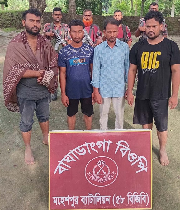 অবৈধভাবে সীমান্ত পারাপারের অভিযোগে ঝিনাইদহের মহেশপুর সীমান্তে নারী-শিশুসহ ১৬ জনকে আটক করেছে বিজিবি। আটকদের মধ্যে তিন নারী ও পাঁচ শিশু রয়েছে
