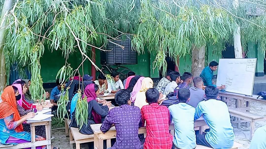 পলাশবাড়ীতে ঝড়ে গাছ পরে বিধ্বস্ত কলেজ, ক্লাস চলছে খোলা আকাশের নিচে