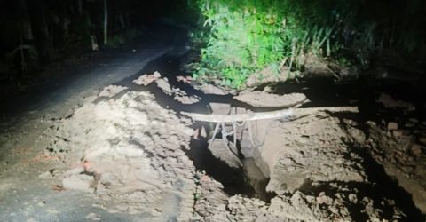 ৫৩ লক্ষ টাকায় নির্মিত সড়কের ক্ষতি   করে চলছে বাড়ির ড্রেনের নির্মাণ কাজসিলেটের গোলাপগঞ্জে বাড়ির পানি নিষ্কাশনের জন্য বাঘা ইউনিয়নে ৩নং ওয়ার্ডের বুরহান উদ্দিন সড়ক হতে-জালালনগর (মাঝপাড়া) প্রায়ই ৫৩ লক্ষ টাকায় নির্মিত পাকা সড়ক অনেক স্থান কেটে ফেলার অভিযোগ পাওয়া গেছে। এতে করে দুর্ভোগে পড়েছে বাঘা এলাকার হাজারো মানুষ। এ ঘটনায় স্থানীয়দের মধ্যে ক্ষোভের সৃষ্টি হয়েছে।  এ বিষয়ে রাস্তাটি দ্রুত পদক্ষেপ নিতে  বাঘা ইউনিয়ন পরিষদের চেয়ারম্যানকে উপজেলা প্রকৌশলী কর্মকর্তা মোঃ মাহমুদুল হাসান গত ১মে (স্মারক নং-৪৬.০২.৯১৩৮.০০০.১৪.০৪৩.২৪ -৪১২) স্মারকে সড়কটির edging এর অতি সন্নিকটে পার্শ্ববর্তী বসতবাড়ীর জনসাধরণ তাদের বাড়ী-ঘরের পানি নিষ্কাশনের জন্য ড্রেইন তৈরি করায় পাকা সড়কের বেশ কিছু অংশে রাস্তার পার্শ্ব/ edging ইতোমধ্যে ভেঙ্গে গেছে। তাই পাকা সড়কের ক্ষতি সাধন করে ড্রেন নির্মাণ বন্ধ রাখার জন্য তিনি একটি চিটিতে অনুরোধ করেন।  শুধু তাই নয় বসতবাড়ীর পানি নিষ্কাশনের জন্য রাস্তার edging হতে ন্যূনতম ৪ ফিট দুরে ড্রেইন নির্মাণ করার নির্দেশনা বা অনুরোধ করেন।  এরপর ও থেমে থাকেনি ঐ এলাকার মরহুম আফতাব আলীর ছেলে ফারুক আহমদ, মরহুম বশির উদ্দিনের ছেলে ইসলাম উদ্দিন এবং মরহুম এলাইচ মিয়ার ছেলে ফয়সল আহমদের বাড়ির সামনের ড্রেন নির্মানের কাজ। জনসাধারণের দূর্ভোগ এড়াতে প্রয়োজনীয় আইনি পদক্ষেপ নিতে জোড় দাবি জানিয়েছেন এলাকার সচেতন মহল।  এ বিষয়ে বাঘা ইউনিয়ন ভারপ্রাপ্ত চেয়ারম্যান পারভেছ আহমদ বলেন, চিঠি পাওয়ার পর ঐ ওয়ার্ডের ইউপি সদস্য ফয়জুর রহমানকে পাঠিয়েছিলাম কাজটি বন্ধ রাখতে। এরপরও আগামীকাল আমি নিজে গিয়ে কাজটি বন্ধ করব এবং প্রয়োজনীয় ব্যবস্থা নিব।