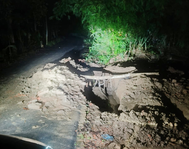 ৫৩ লক্ষ টাকায় নির্মিত সড়কের ক্ষতি   করে চলছে বাড়ির ড্রেনের নির্মাণ কাজসিলেটের গোলাপগঞ্জে বাড়ির পানি নিষ্কাশনের জন্য বাঘা ইউনিয়নে ৩নং ওয়ার্ডের বুরহান উদ্দিন সড়ক হতে-জালালনগর (মাঝপাড়া) প্রায়ই ৫৩ লক্ষ টাকায় নির্মিত পাকা সড়ক অনেক স্থান কেটে ফেলার অভিযোগ পাওয়া গেছে। এতে করে দুর্ভোগে পড়েছে বাঘা এলাকার হাজারো মানুষ। এ ঘটনায় স্থানীয়দের মধ্যে ক্ষোভের সৃষ্টি হয়েছে।  এ বিষয়ে রাস্তাটি দ্রুত পদক্ষেপ নিতে  বাঘা ইউনিয়ন পরিষদের চেয়ারম্যানকে উপজেলা প্রকৌশলী কর্মকর্তা মোঃ মাহমুদুল হাসান গত ১মে (স্মারক নং-৪৬.০২.৯১৩৮.০০০.১৪.০৪৩.২৪ -৪১২) স্মারকে সড়কটির edging এর অতি সন্নিকটে পার্শ্ববর্তী বসতবাড়ীর জনসাধরণ তাদের বাড়ী-ঘরের পানি নিষ্কাশনের জন্য ড্রেইন তৈরি করায় পাকা সড়কের বেশ কিছু অংশে রাস্তার পার্শ্ব/ edging ইতোমধ্যে ভেঙ্গে গেছে। তাই পাকা সড়কের ক্ষতি সাধন করে ড্রেন নির্মাণ বন্ধ রাখার জন্য তিনি একটি চিটিতে অনুরোধ করেন।  শুধু তাই নয় বসতবাড়ীর পানি নিষ্কাশনের জন্য রাস্তার edging হতে ন্যূনতম ৪ ফিট দুরে ড্রেইন নির্মাণ করার নির্দেশনা বা অনুরোধ করেন।  এরপর ও থেমে থাকেনি ঐ এলাকার মরহুম আফতাব আলীর ছেলে ফারুক আহমদ, মরহুম বশির উদ্দিনের ছেলে ইসলাম উদ্দিন এবং মরহুম এলাইচ মিয়ার ছেলে ফয়সল আহমদের বাড়ির সামনের ড্রেন নির্মানের কাজ। জনসাধারণের দূর্ভোগ এড়াতে প্রয়োজনীয় আইনি পদক্ষেপ নিতে জোড় দাবি জানিয়েছেন এলাকার সচেতন মহল।  এ বিষয়ে বাঘা ইউনিয়ন ভারপ্রাপ্ত চেয়ারম্যান পারভেছ আহমদ বলেন, চিঠি পাওয়ার পর ঐ ওয়ার্ডের ইউপি সদস্য ফয়জুর রহমানকে পাঠিয়েছিলাম কাজটি বন্ধ রাখতে। এরপরও আগামীকাল আমি নিজে গিয়ে কাজটি বন্ধ করব এবং প্রয়োজনীয় ব্যবস্থা নিব।