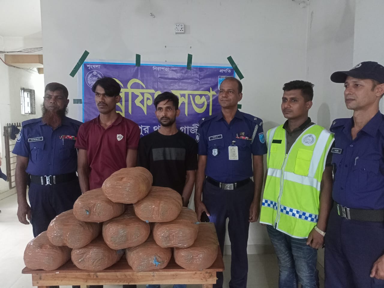 মাইক্রোবাসের গ্যাস সিলিন্ডারে গাঁজা পাচারের সময় আটক ২