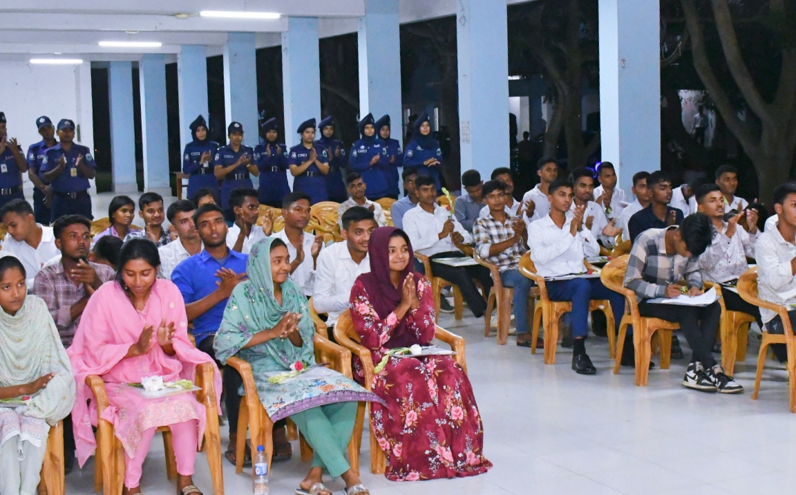 নওগাঁয় মাত্র ১২০ টাকায় মেধা ও স্বচ্ছতার ভিত্তিতে পুলিশে চাকরি পেলেন ৩৬ জন