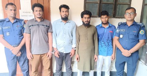 বানারীপাড়ায় ১৩ টি চোরাই ল্যাপটপ ও চোর চক্রের মুলহোতা নুরুজ্জামান সহ ৪ সদস্য গ্রেফতার
