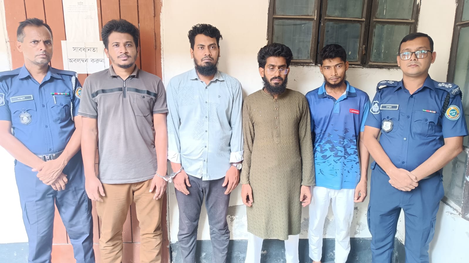 বানারীপাড়ায় ১৩ টি চোরাই ল্যাপটপ ও চোর চক্রের মুলহোতা নুরুজ্জামান সহ ৪ সদস্য গ্রেফতার