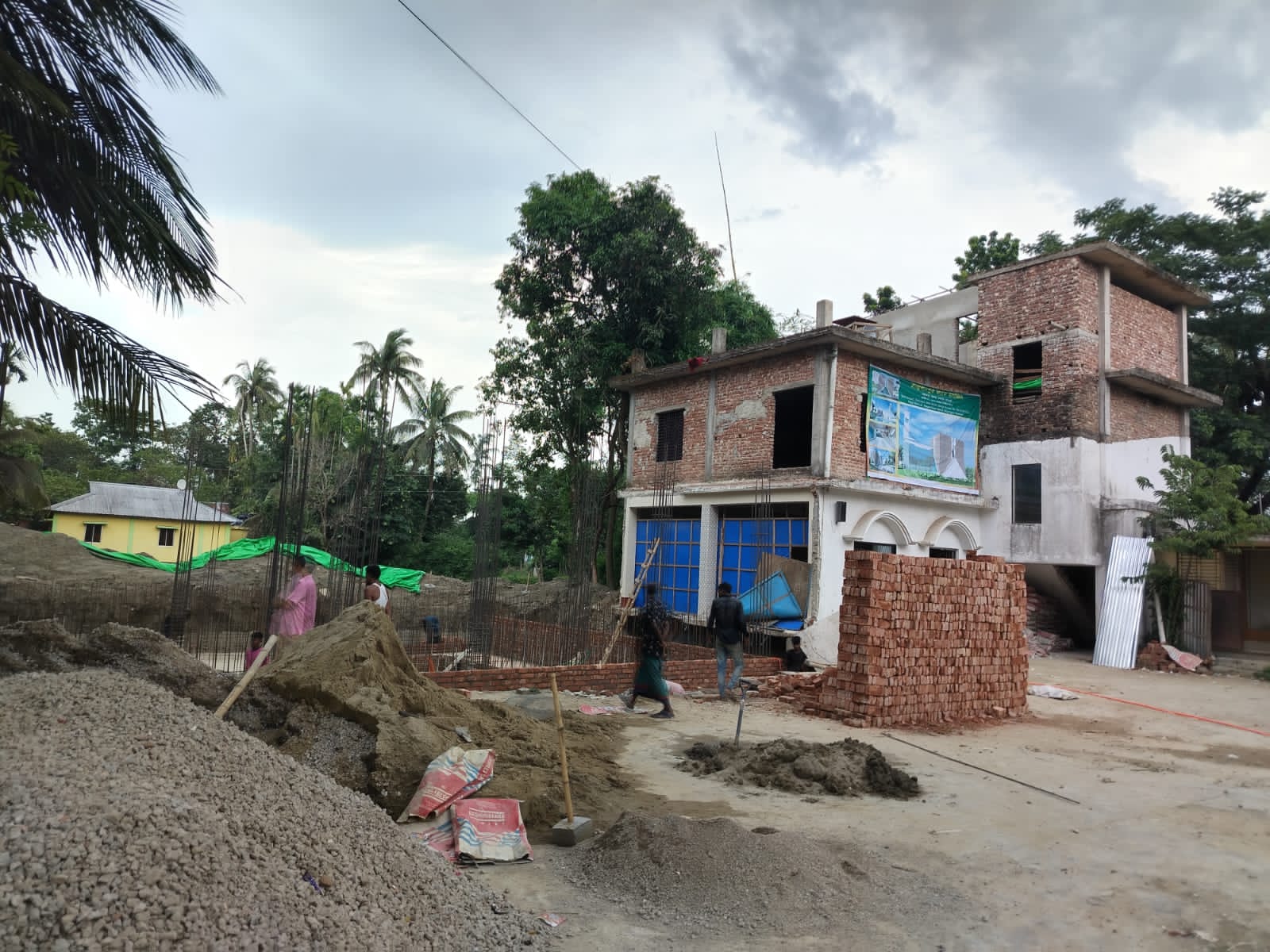 নোয়াখালীতে পুরনো কবর খুঁড়ে   মসজিদ নির্মাণে দ্বন্দ্ব