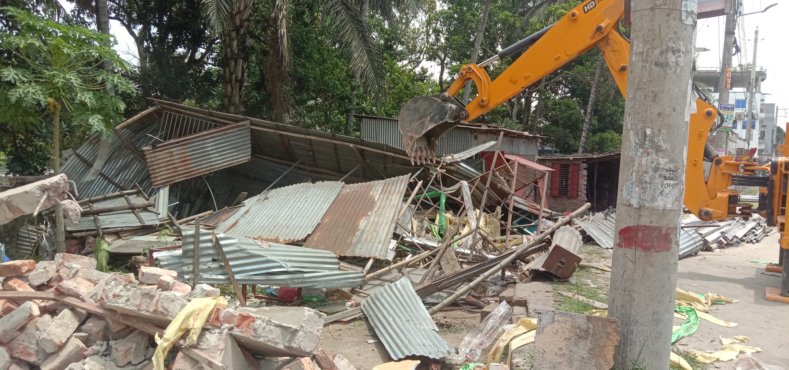 গোপালগঞ্জে জেলা প্রশাসনের উদ্যোগে অবৈধ দখল উচ্ছেদ অভিযান