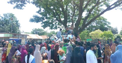 কেন্দুয়ায় শৃঙ্খলা ছাড়াই ভ্রাম্যমাণ ট্রাকে টিসিবির পণ্য বিক্রয়