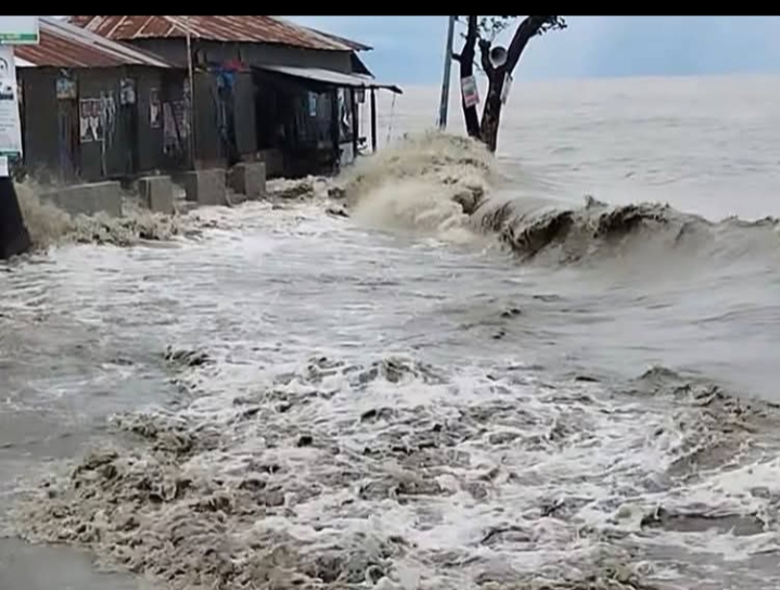 বঙ্গোপসাগরের সৃষ্ট নিম্নচাপে ব্যাপক ক্ষতিগ্রস্ত হাতিয়া ১২৫টি ঘর ও ফসলের