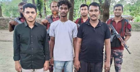 ঝিনাইদহ সীমান্তে ভারতে বসবাসকারী ৫৪ জন কে বাংলাদেশে ঢুকিয়ে দিল বিএসএফ